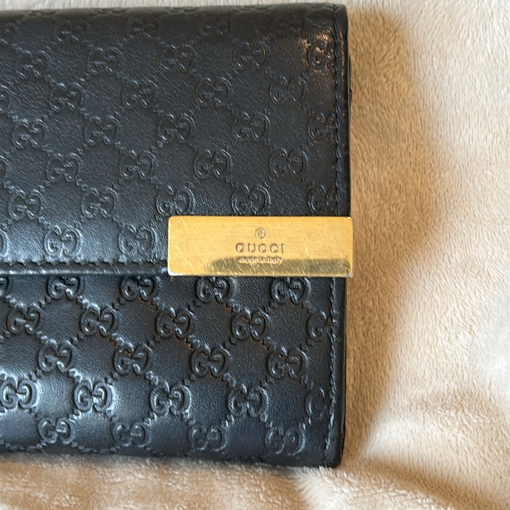 Gucci Microguccissima Black Leather Wallet with Gold Accent - Picture 3 of 12